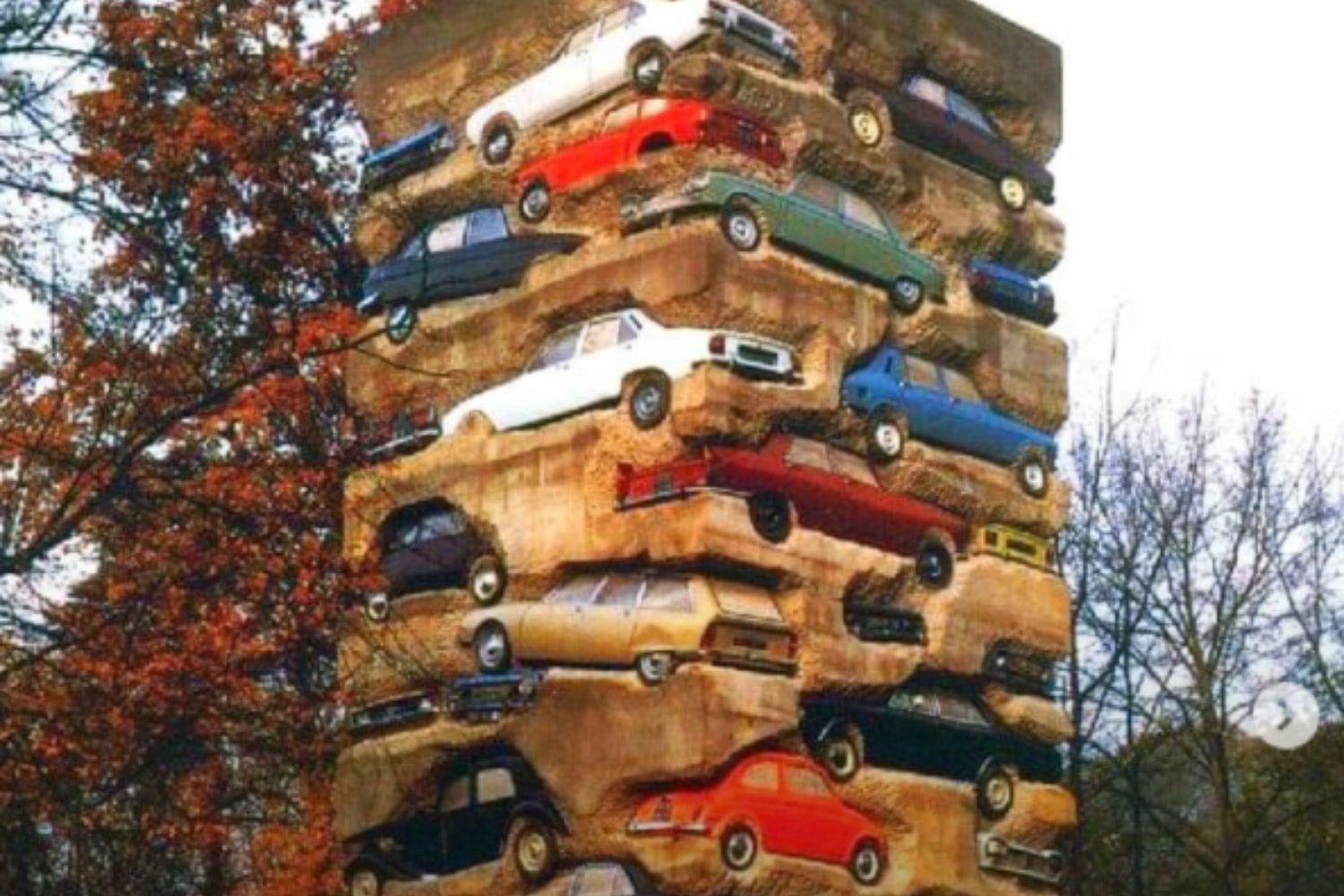 Hace más de 40 años un artista atrapó 59 coches en 1.600 toneladas de hormigón: hoy son fósiles del siglo XX