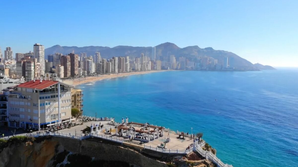 El agua de Benidorm roza los 28 grados: no es solo una ola de calor y preocupa a los científicos