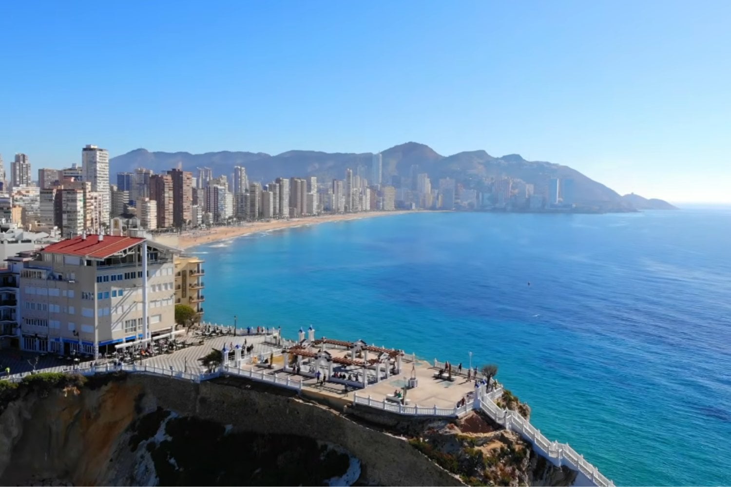 El agua de Benidorm roza los 28 grados: no es solo una ola de calor y preocupa a los científicos