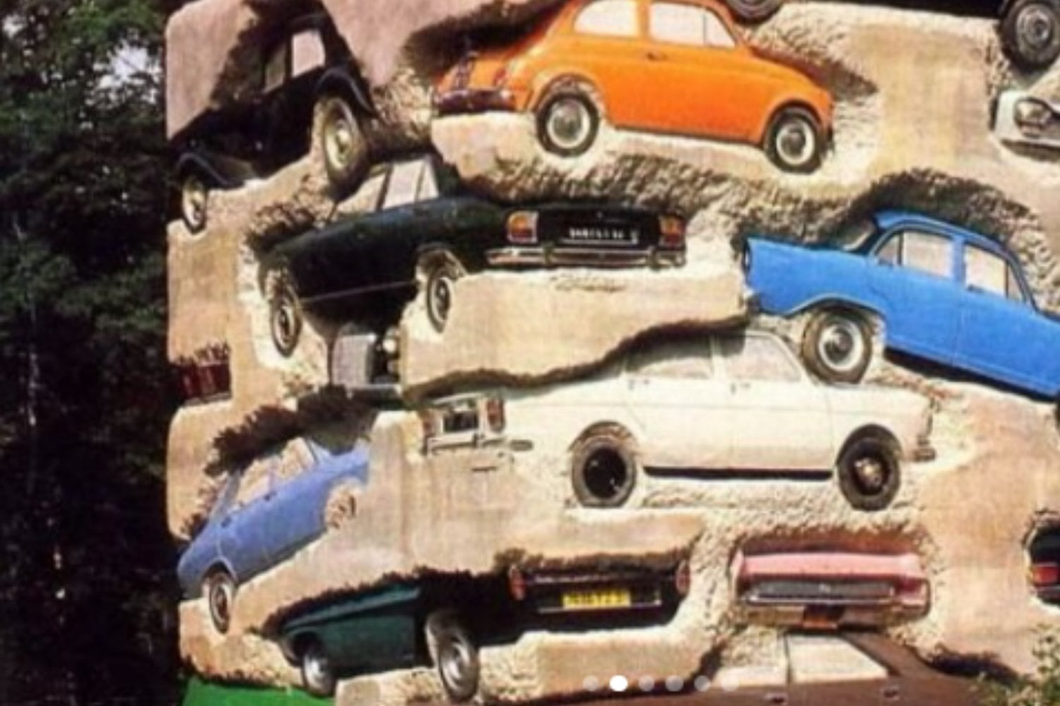Hace más de 40 años un artista atrapó 59 coches en 1.600 toneladas de hormigón: hoy son fósiles del siglo XX