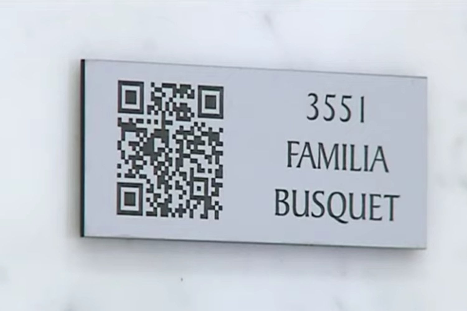 Una parroquia gallega empezó a poner códigos QR en sus lápidas: el problema será mantener viva esa memoria digital