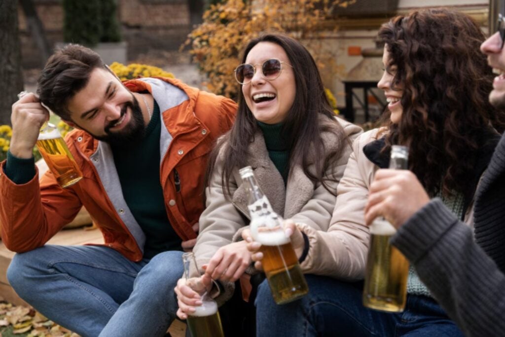Los jóvenes beben cada vez menos alcohol, pero hay algo que no cambia: la presión por no “cortar el rollo”