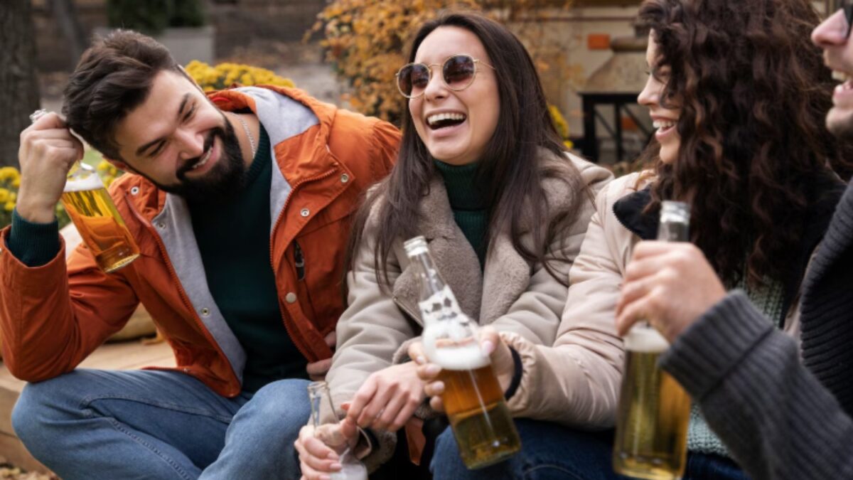 Los jóvenes beben cada vez menos alcohol, pero hay algo que no cambia: la presión por no “cortar el rollo”