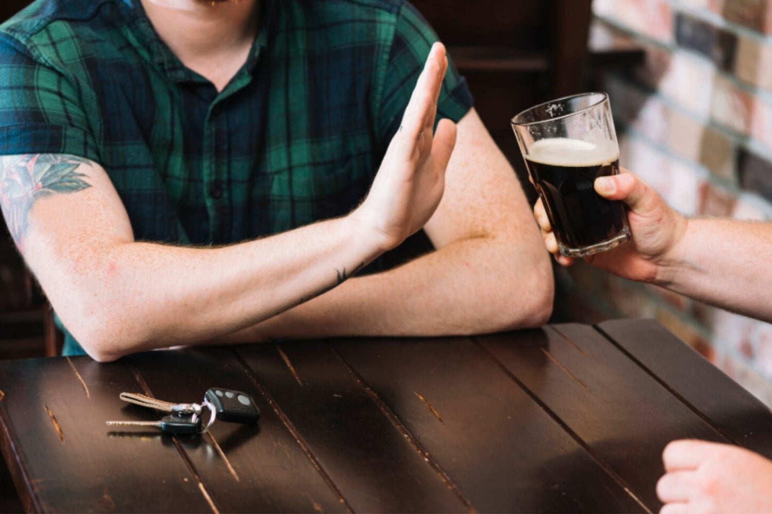 Los jóvenes beben cada vez menos alcohol, pero hay algo que no cambia: la presión por no “cortar el rollo”