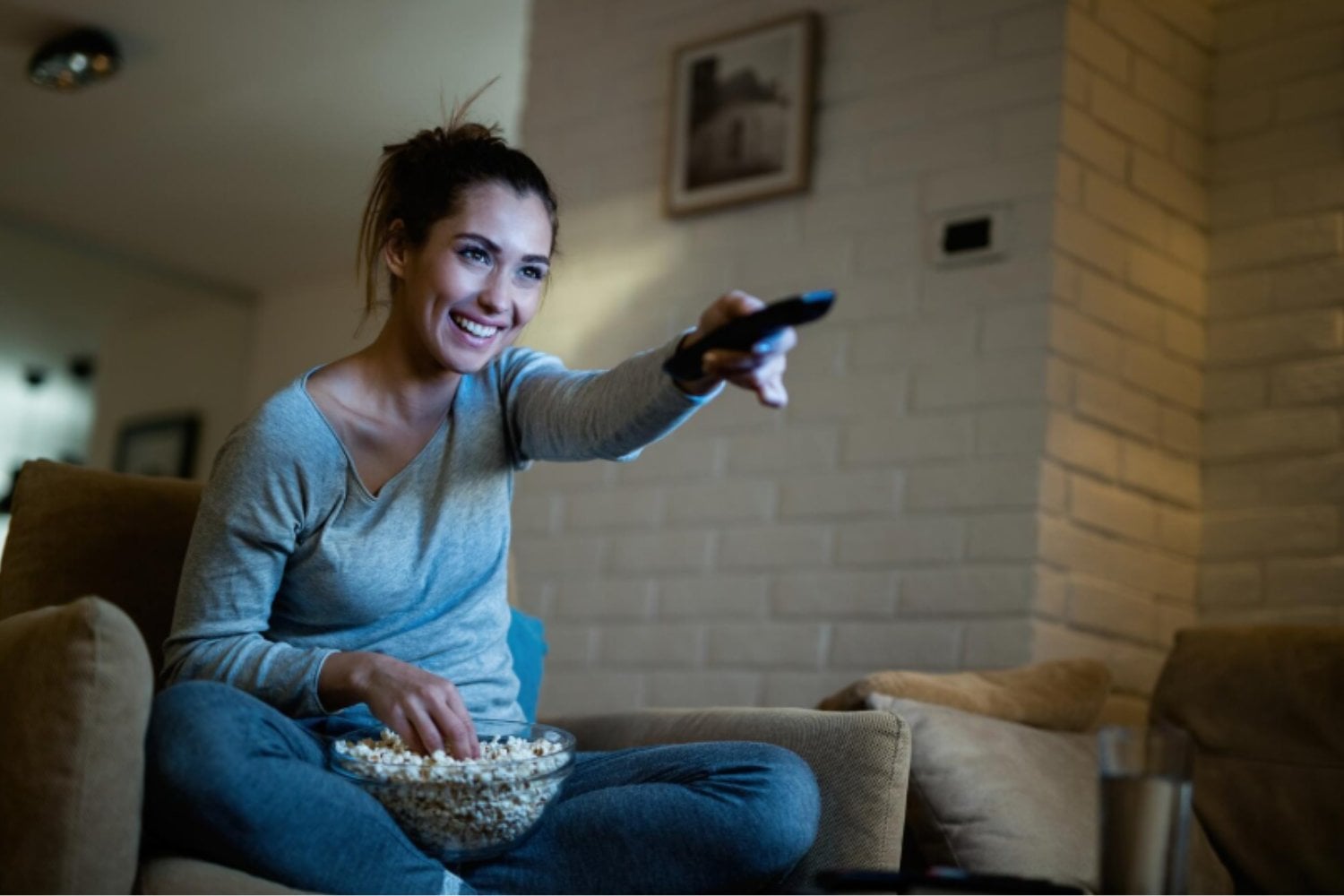 Por qué las series nos enganchan tanto: la ciencia explica por qué siempre queremos ver “un episodio más”