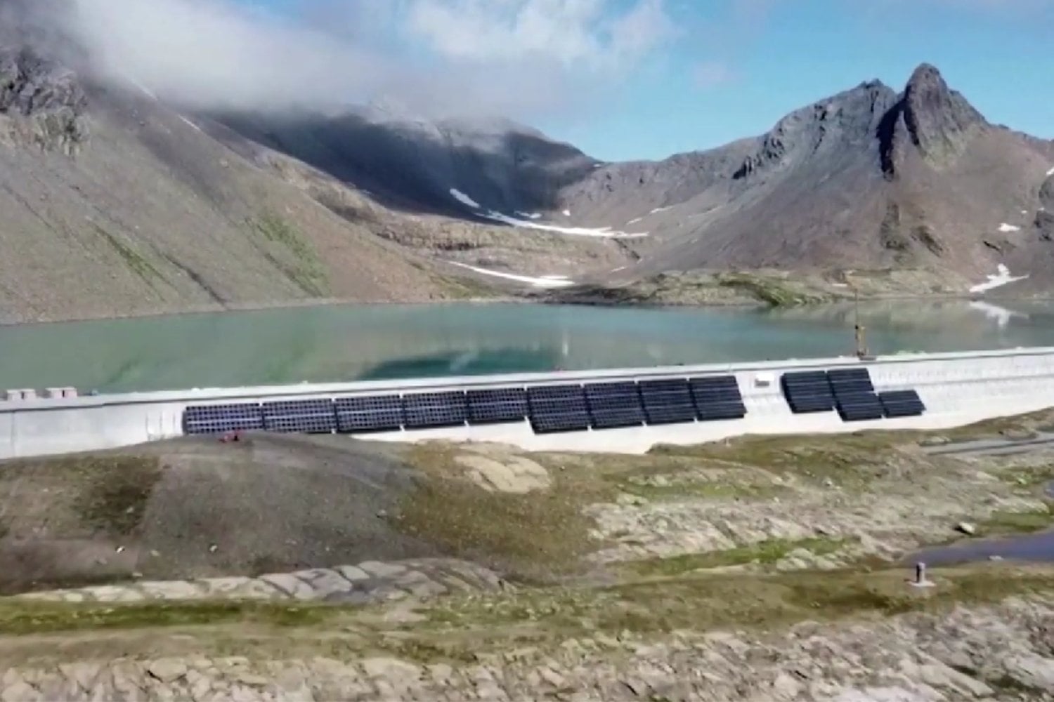 La planta solar más insólita de Suiza está en los Alpes y funciona mejor cuando llega el invierno