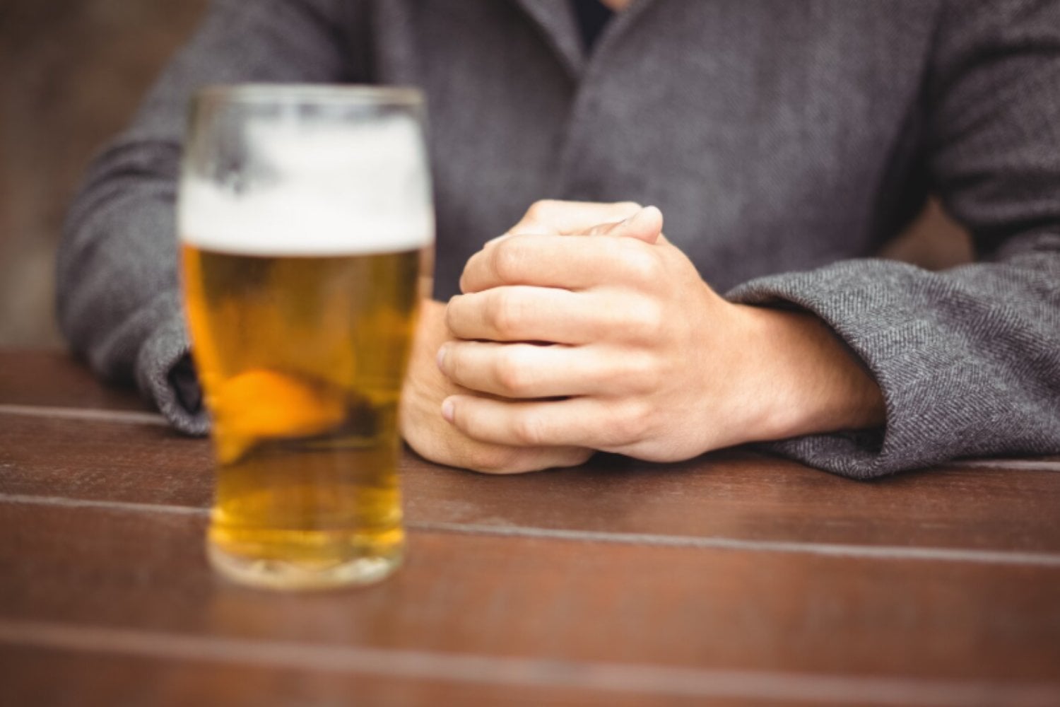 Los jóvenes beben cada vez menos alcohol, pero hay algo que no cambia: la presión por no “cortar el rollo”