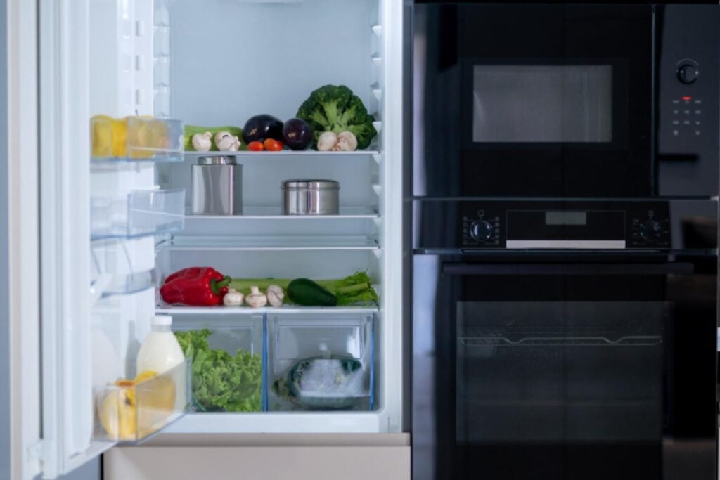 Guardar todo donde entra es un error: así deberías ordenar el refrigerador para conservar mejor