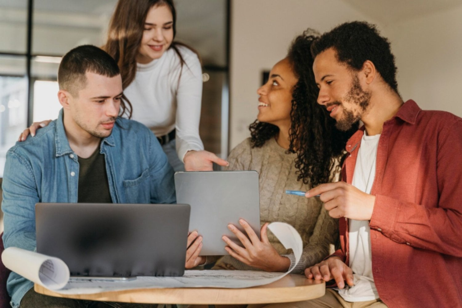 La generación Z cambia de empleo cada 1,1 años, pero no es simple deslealtad: busca crecer antes de quedarse estancada