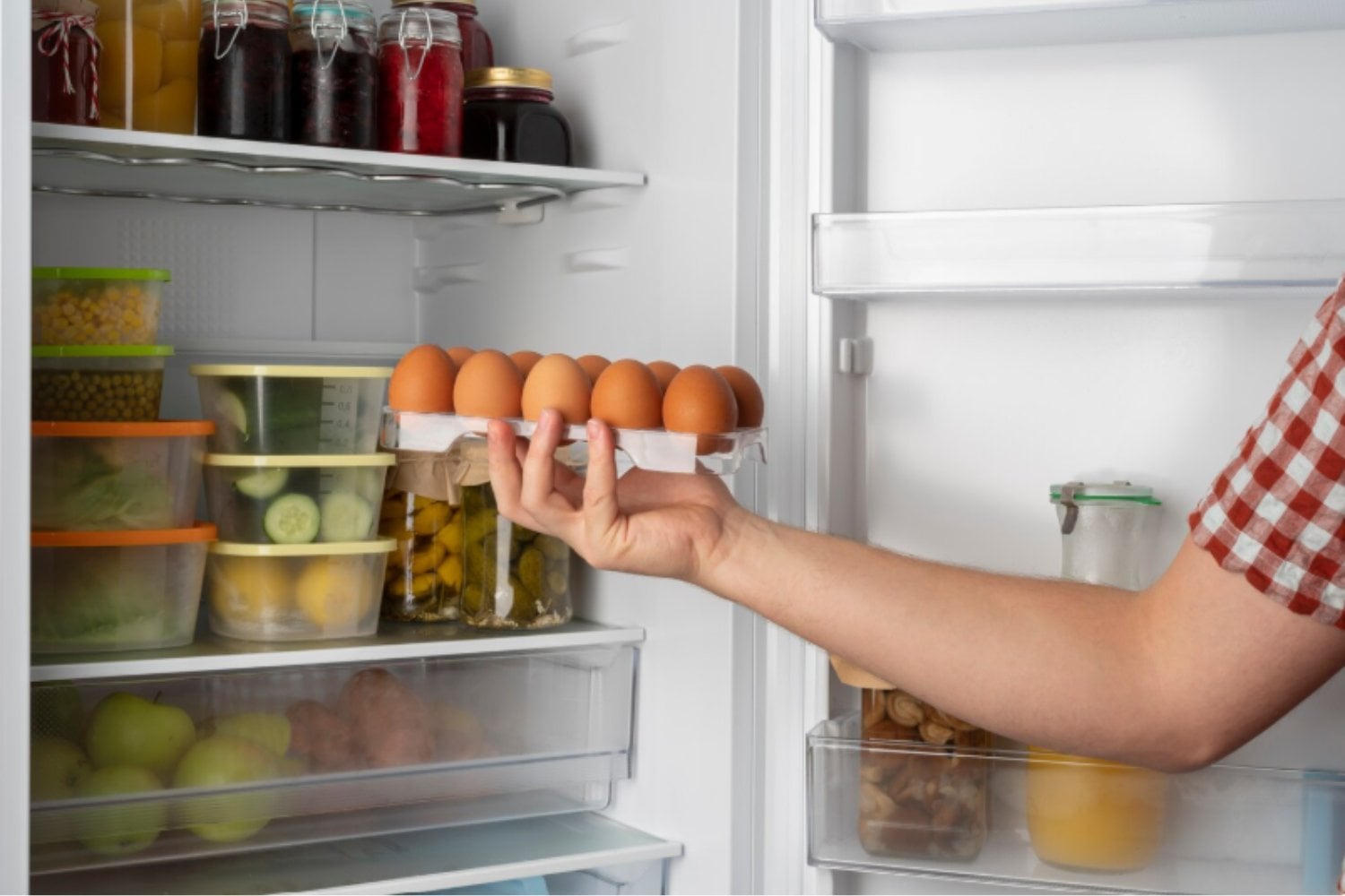 Guardar todo donde entra es un error: así deberías ordenar el refrigerador para conservar mejor)