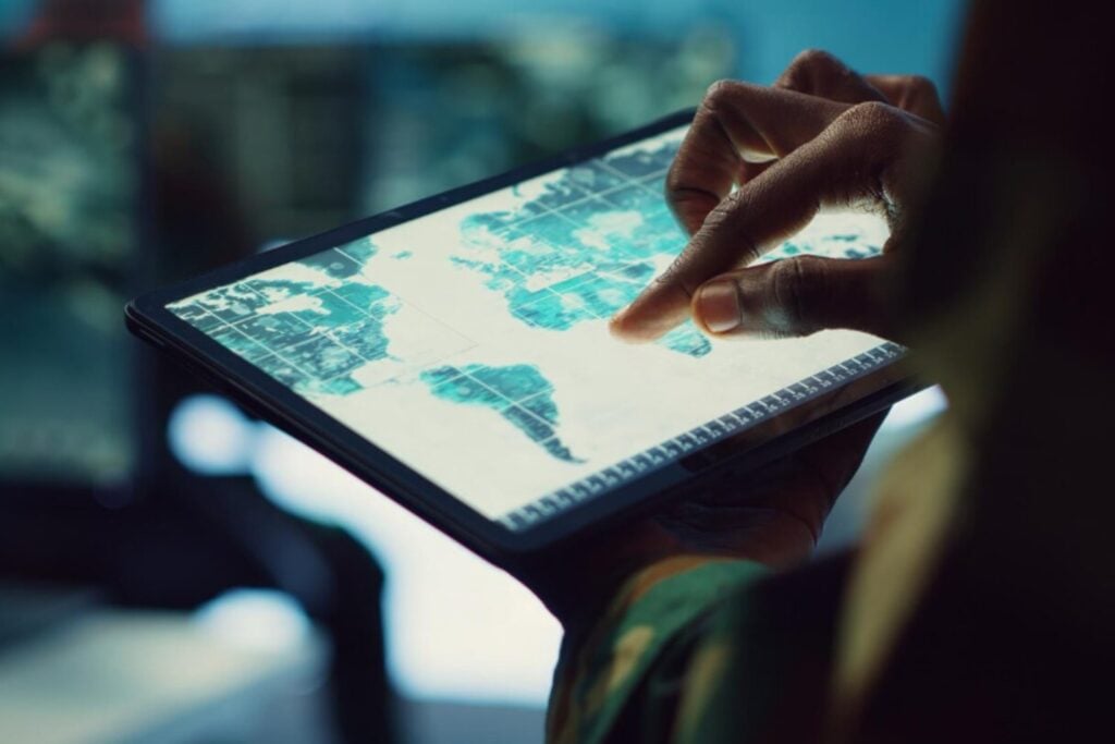 La IA avanzada ya no es solo tecnología: EEUU puede cortar el acceso, China estudia hacerlo y Europa mira desde fuera
