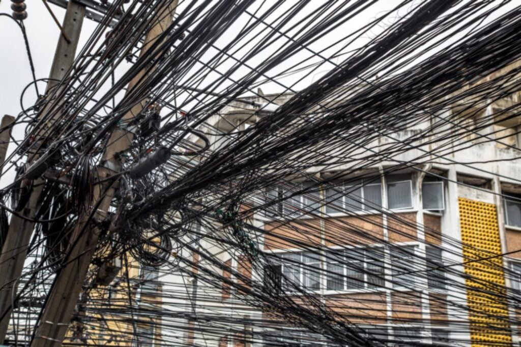 España endureció las normas tras varios incendios, pero los cables abandonados siguen ahí