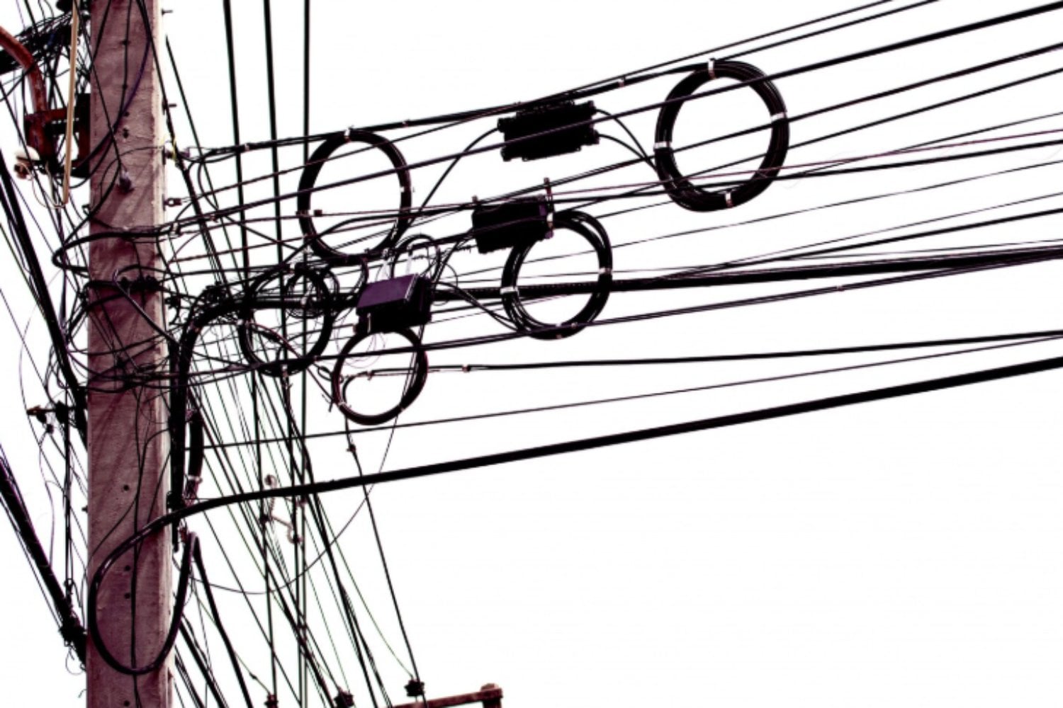 España endureció las normas tras varios incendios, pero los cables abandonados siguen ahí