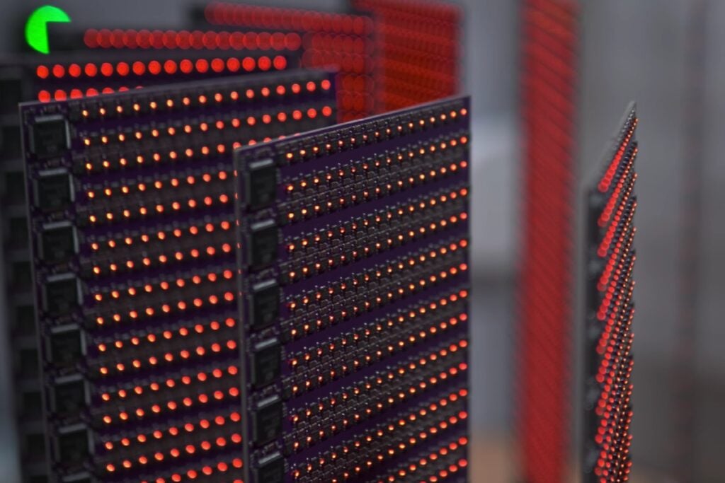 Creíamos que fabricar una GPU requería millones: un maker está construyendo una con 8.192 chips en casa