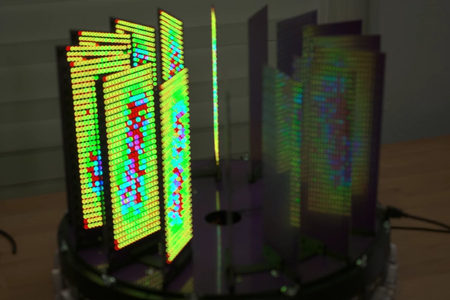 Creíamos que fabricar una GPU requería millones: un maker está construyendo una con 8.192 chips en casa
