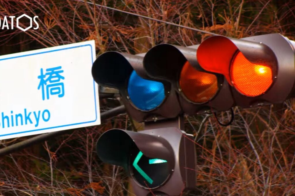 Japón tiene semáforos “azules” aunque todos vemos verde: la explicación está en una palabra antigua