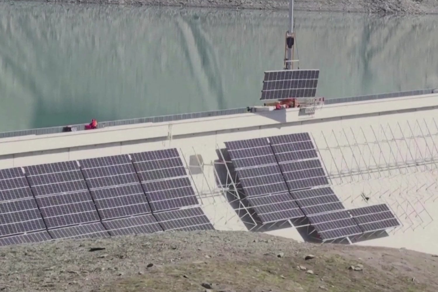 La planta solar más insólita de Suiza está en los Alpes y funciona mejor cuando llega el invierno