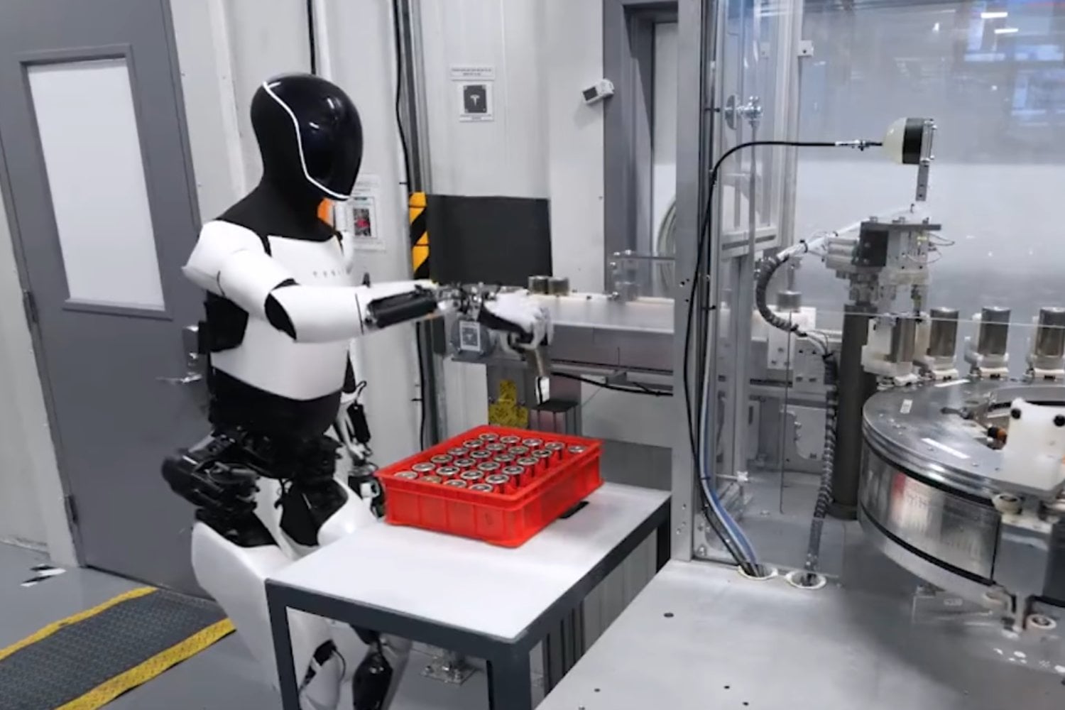 Tesla podría grabar a sus empleados para que Optimus aprenda a trabajar dentro de sus fábricas