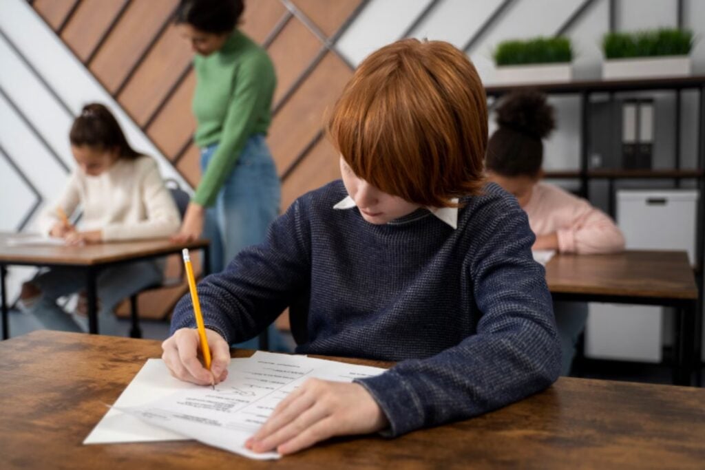 Permitió un examen desde casa y todos sacaron notas brillantes: luego lo hizo presencial y llegó el golpe de realidad