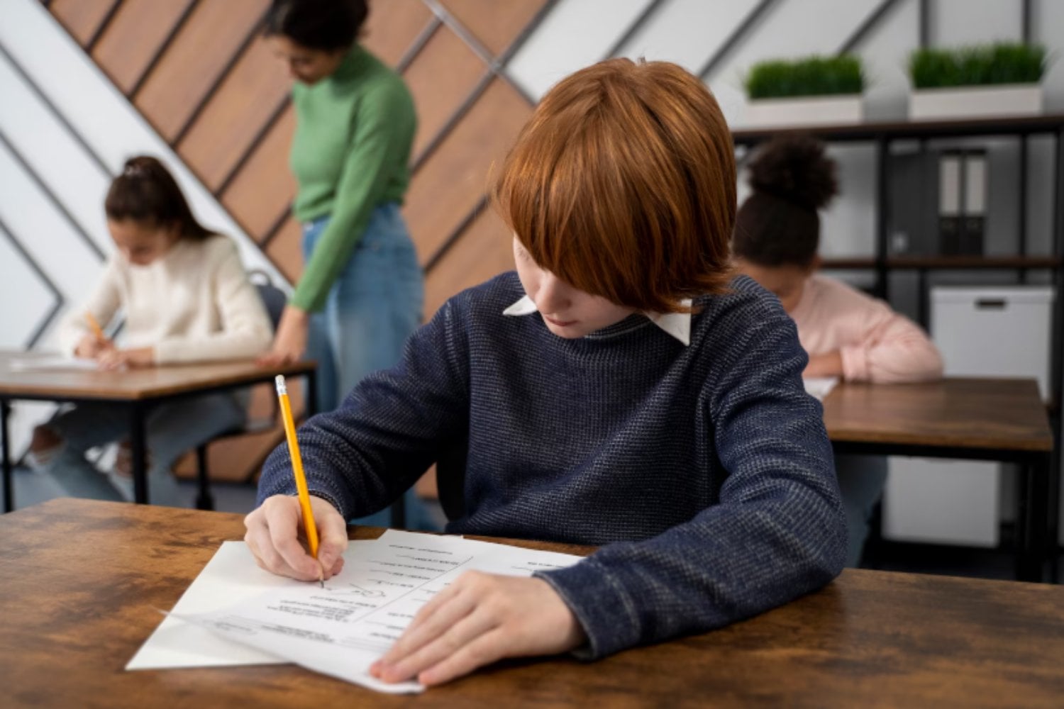Permitió un examen desde casa y todos sacaron notas brillantes: luego lo hizo presencial y llegó el golpe de realidad