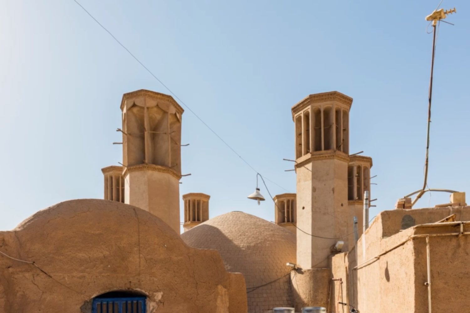 El método persa para combatir el calor no era enfriar más: era construir casas que no se calentaran