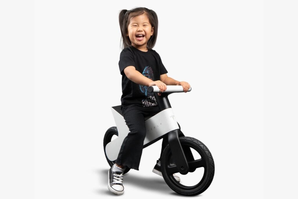 Tesla lanza una bicicleta para niños de USD 225: no tiene motor ni pedales y su primera partida voló