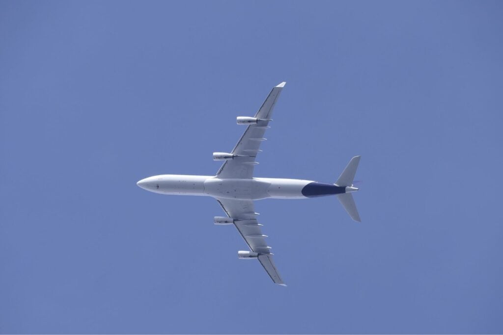 La IA ya llegó a la cabina del avión: la gran pregunta es cuánto tiempo seguirá mandando el piloto