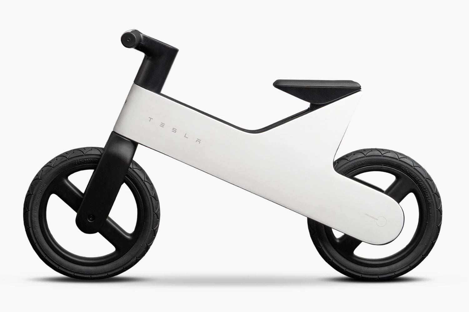 Tesla lanza una bicicleta para niños de USD 225: no tiene motor ni pedales y su primera partida voló