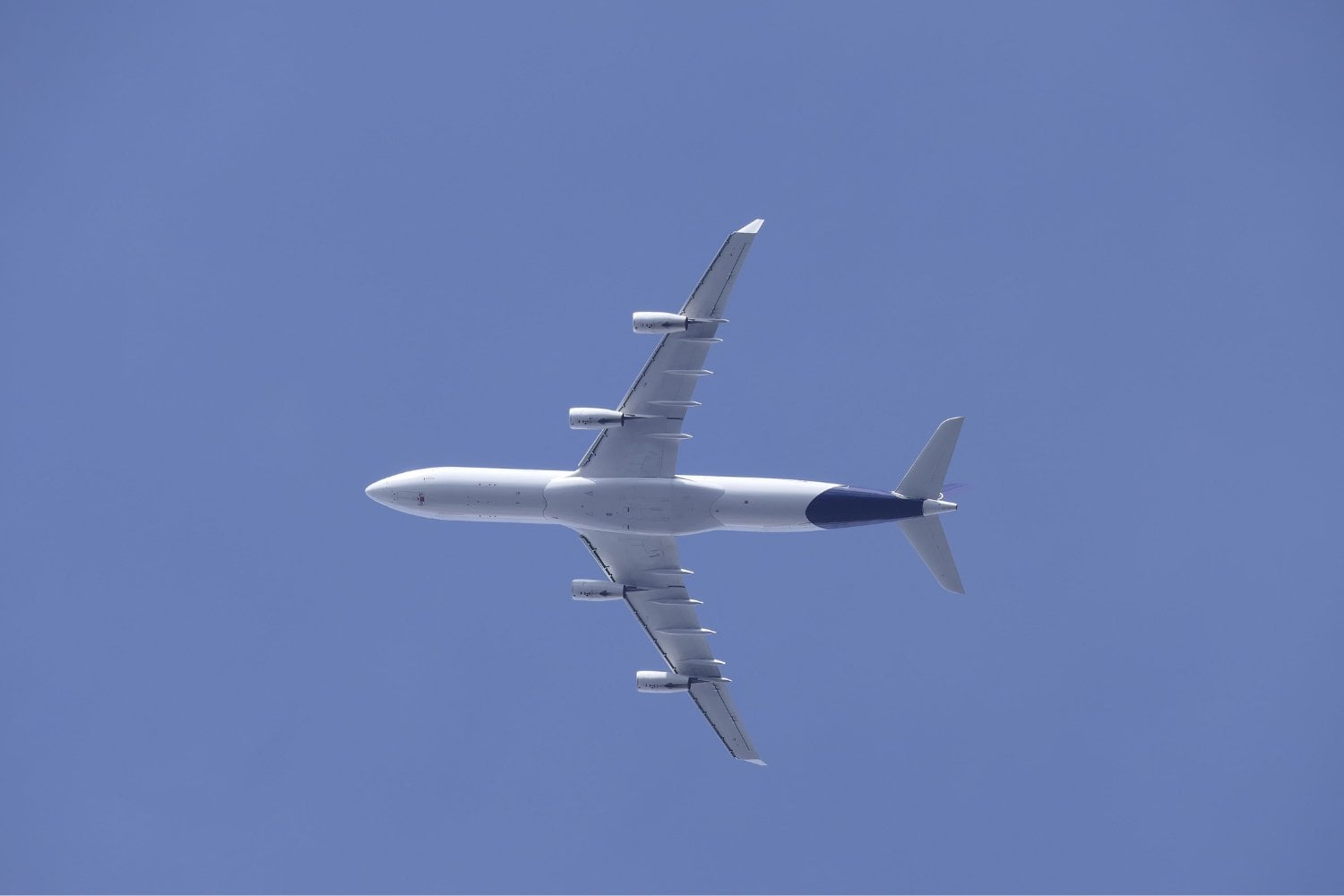 La IA ya llegó a la cabina del avión: la gran pregunta es cuánto tiempo seguirá mandando el piloto