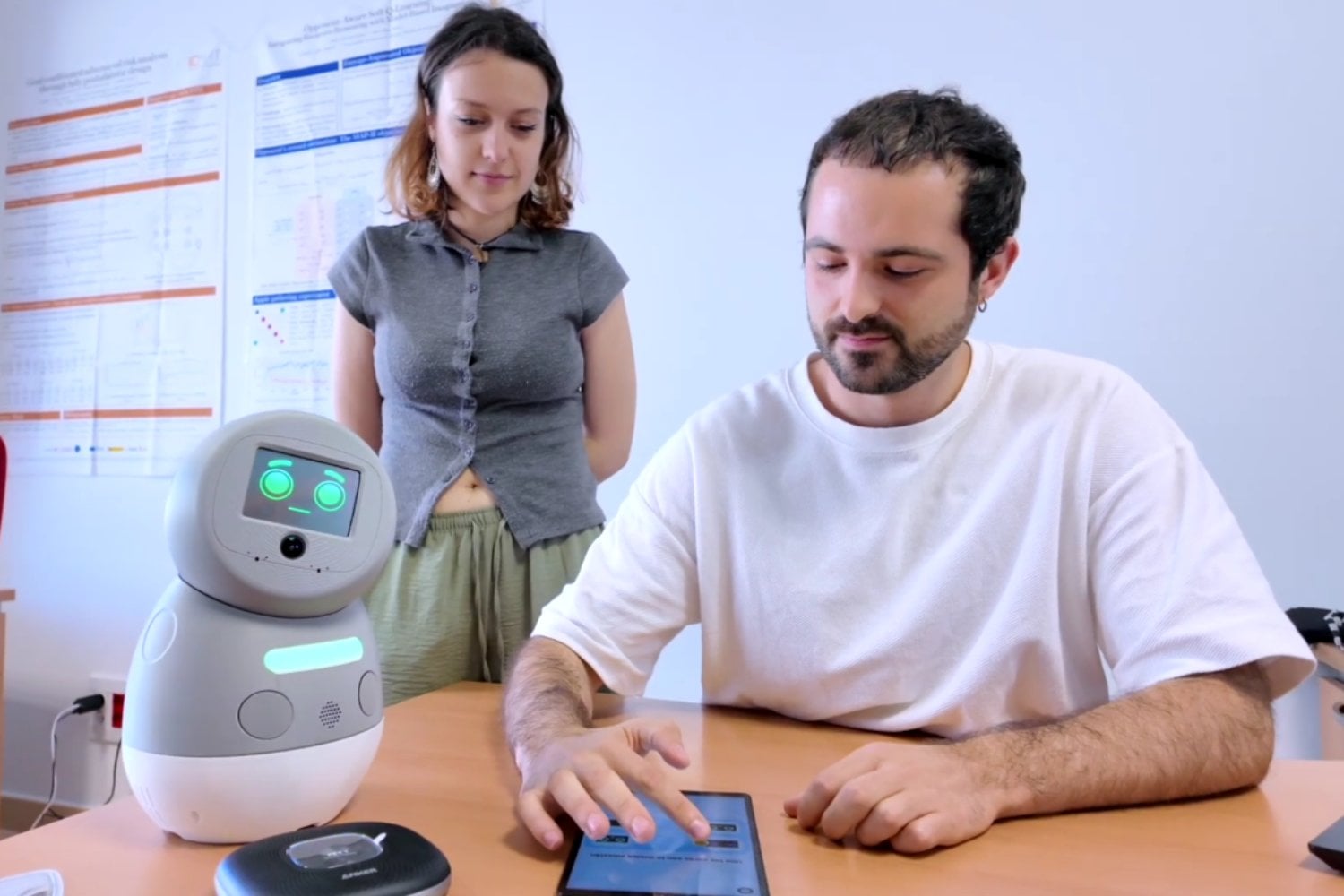 Un robot con inteligencia emocional empieza sus primeras pruebas en terapias de autismo en Madrid