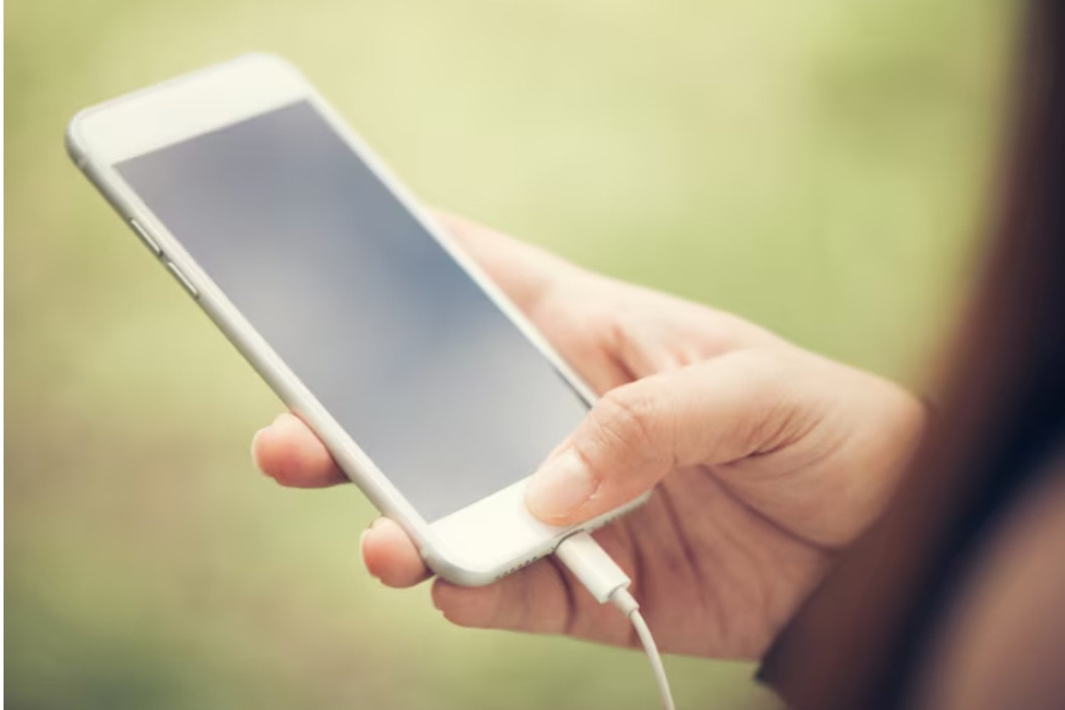 Primero el enchufe o primero el celular: el orden al cargar el teléfono importa mucho menos de lo que parece