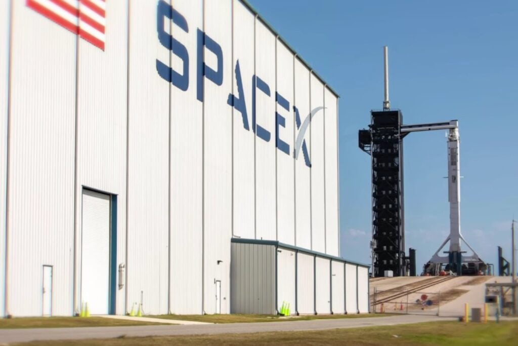 El supuesto “iPhone de Elon Musk” aparece en escena: SpaceX habría mostrado un prototipo con IA de xAI