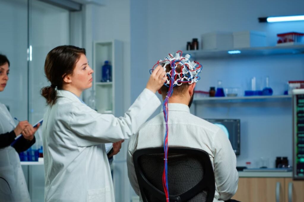 España ya prueba tecnologías capaces de convertir pensamientos en acciones: del habla perdida a exoesqueletos controlados con la mente