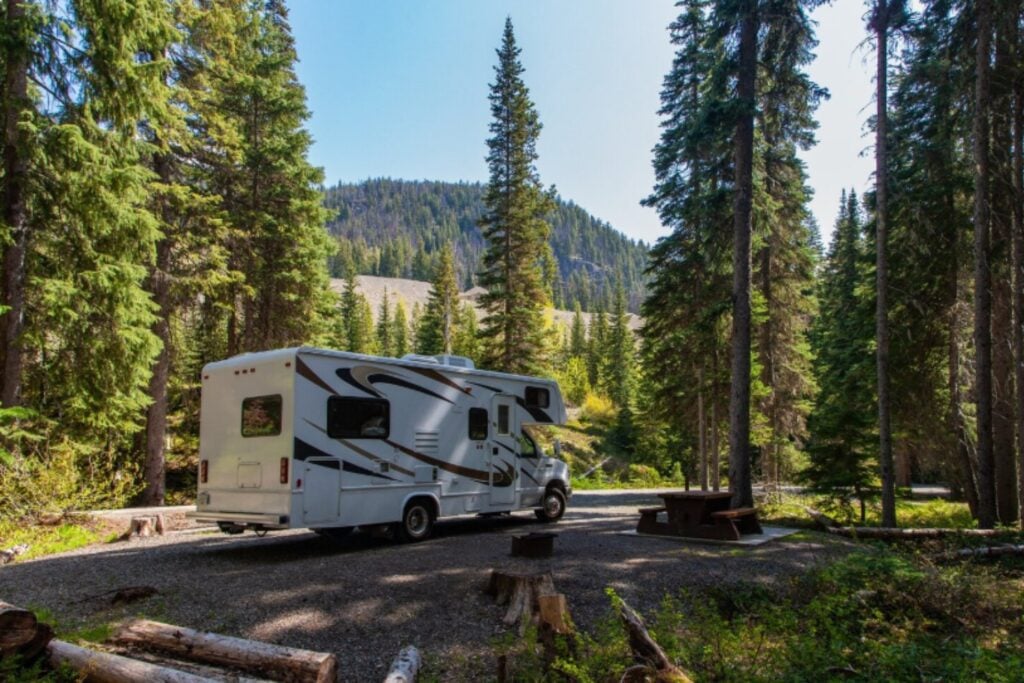 Aparcar no es acampar: la nueva norma que cambia el uso de autocaravanas en España