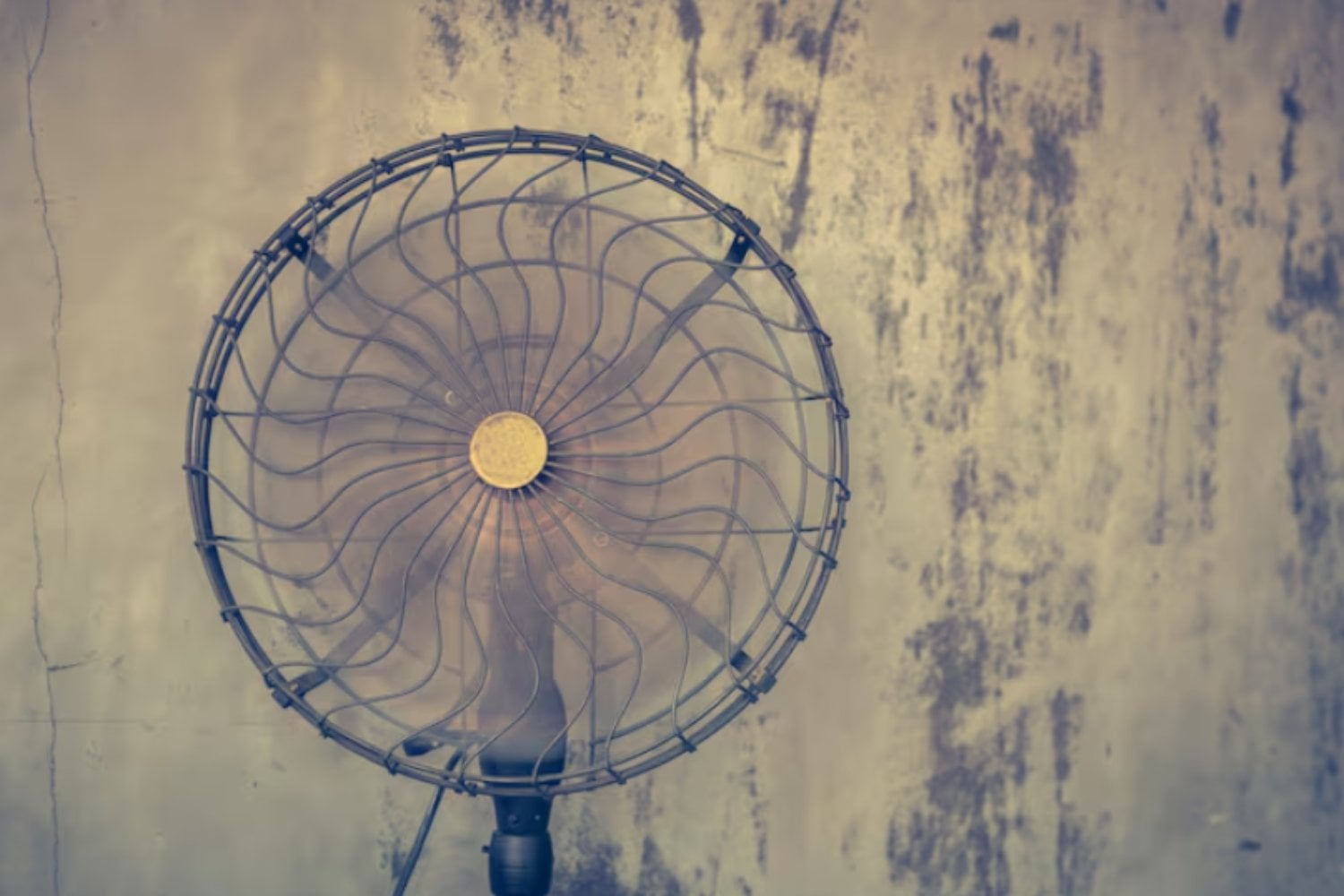 El truco viral de los dos ventiladores tiene base científica, pero usarlo a pleno sol puede empeorar el calor