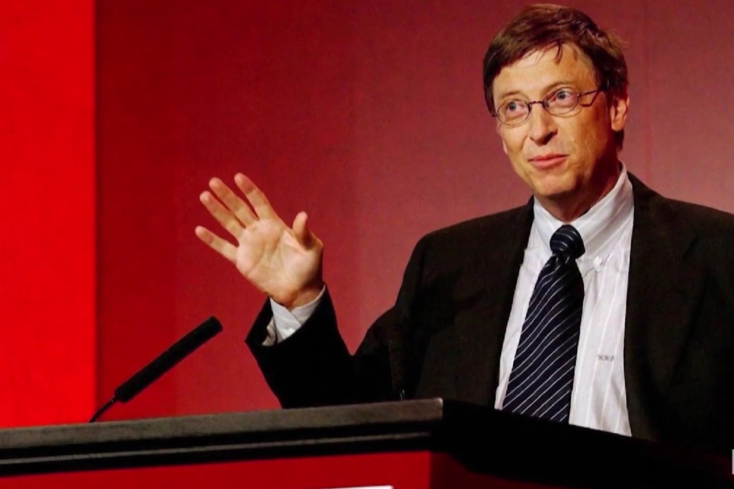 Bill Gates sigue confiando en la inteligencia artificial, aunque hay tres escenarios que lo preocupan