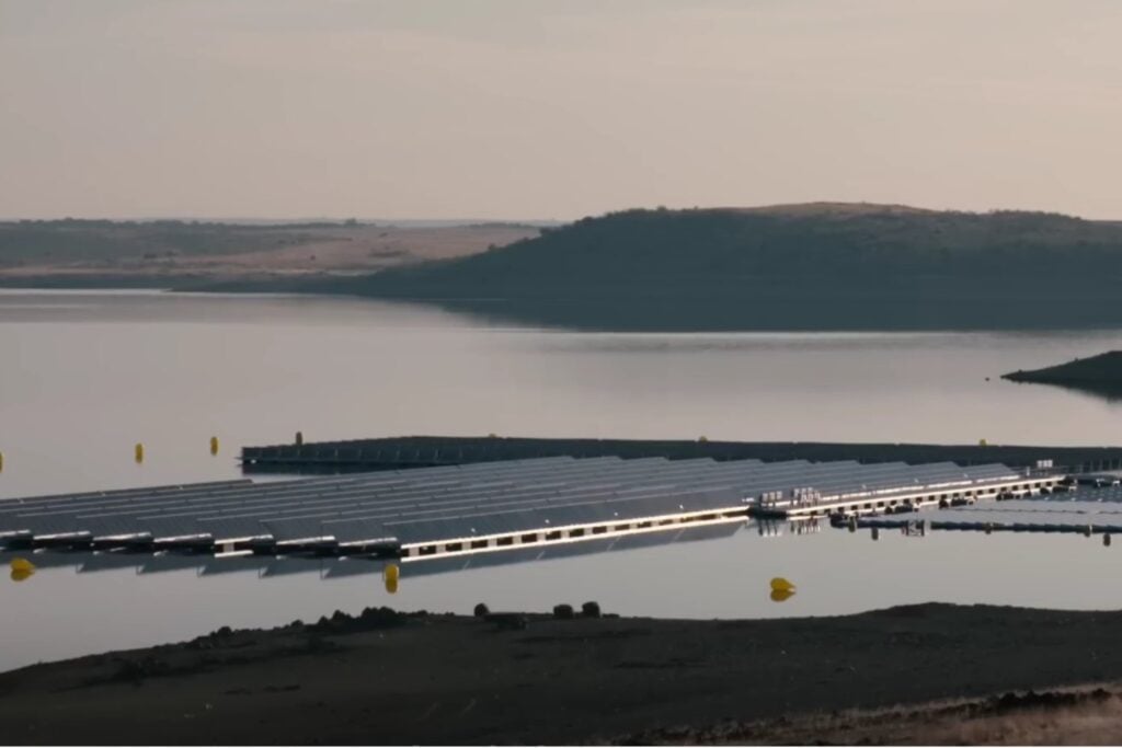 España prueba una plataforma solar flotante capaz de aprovechar hasta el reflejo del agua