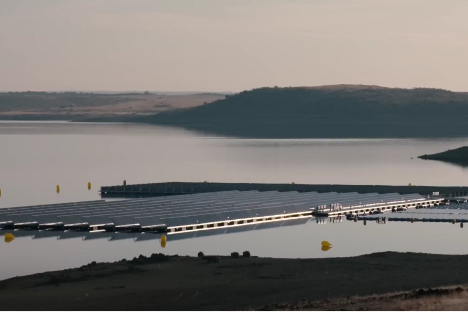 España prueba una plataforma solar flotante capaz de aprovechar hasta el reflejo del agua