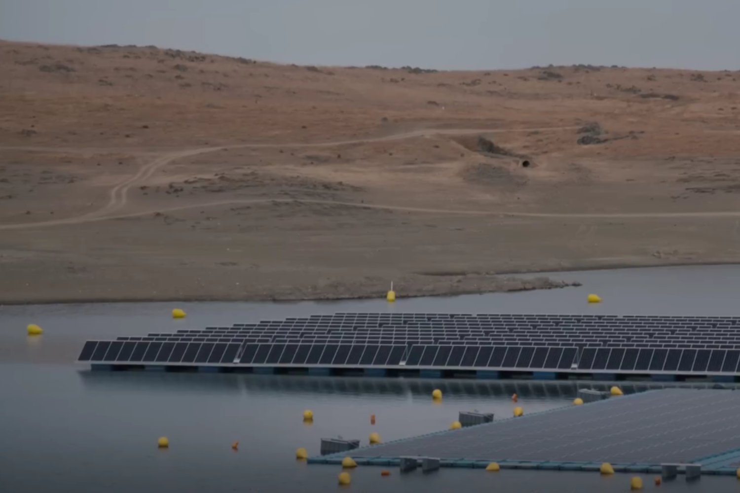 España prueba una plataforma solar flotante capaz de aprovechar hasta el reflejo del agua)