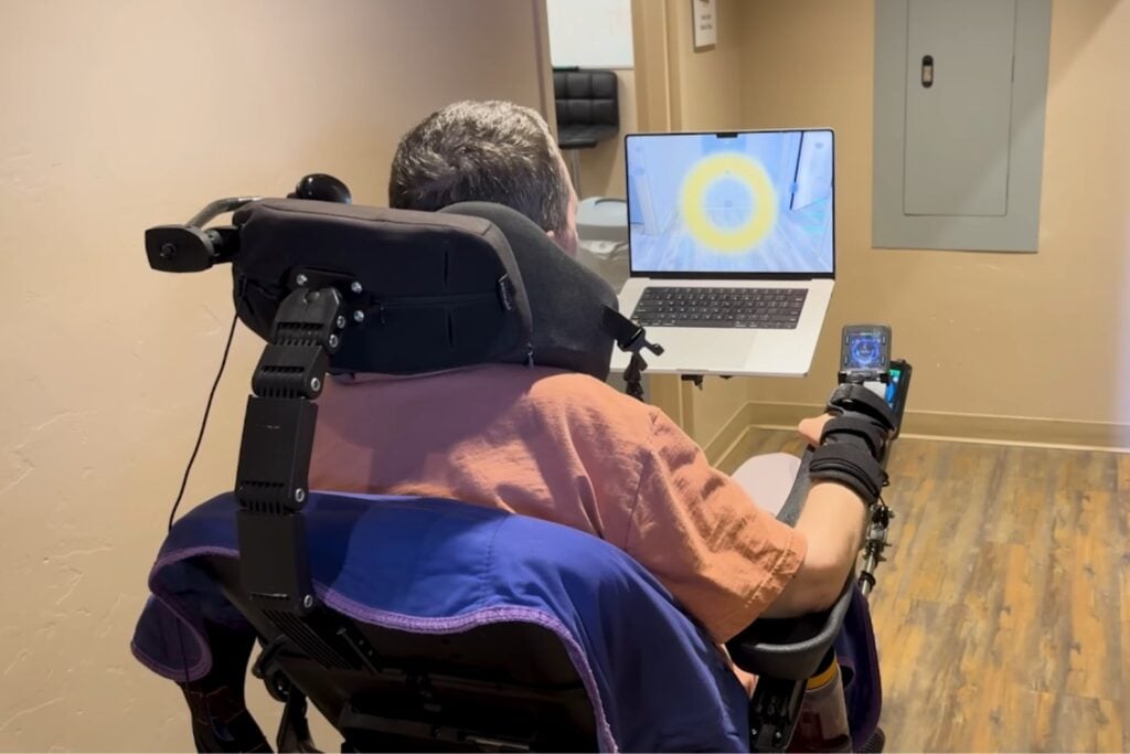 Neuralink ya permite controlar una silla de ruedas con el cerebro: el salto que lleva sus implantes fuera de la pantalla