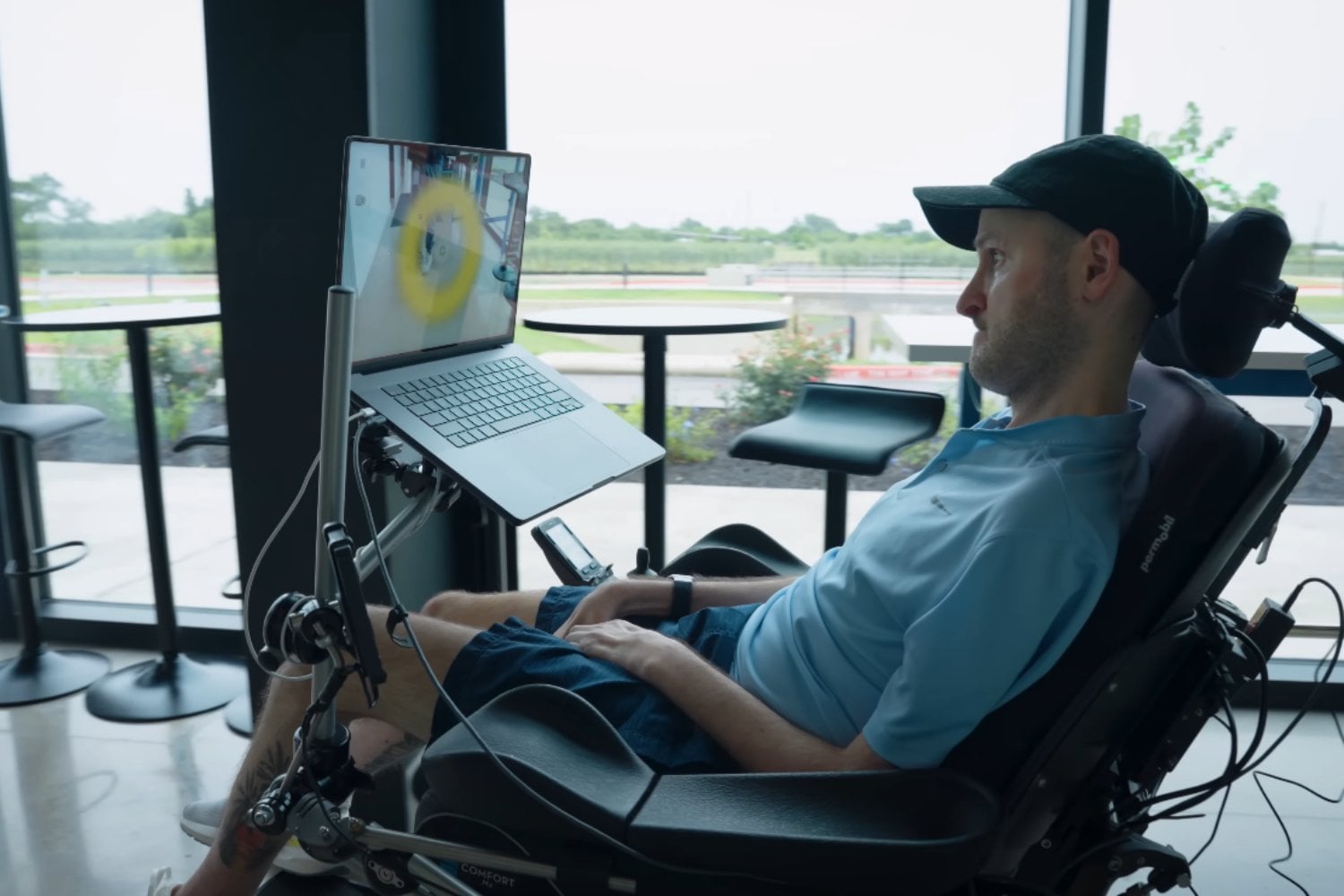 Neuralink ya permite controlar una silla de ruedas con el cerebro: el salto que lleva sus implantes fuera de la pantalla