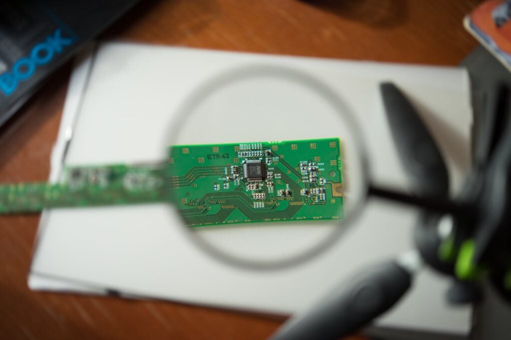 El primer “cerebro de microondas” aprende un nuevo lenguaje para comprimir y transmitir información