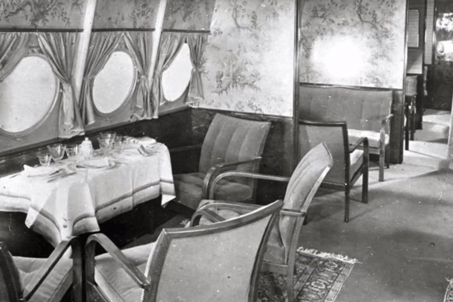Los asientos de avión actuales son incómodos, pero los primeros parecen sacados de un comedor antiguo