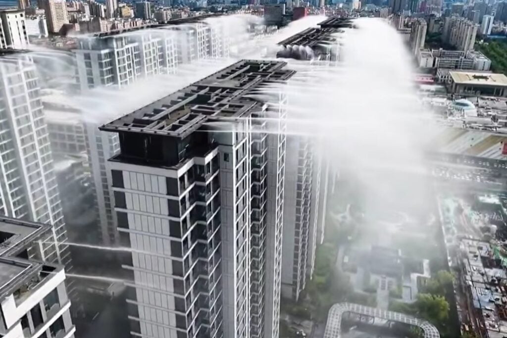 China está haciendo “llover” sus edificios para combatir el calor: una idea antigua que vuelve por culpa del aire acondicionado