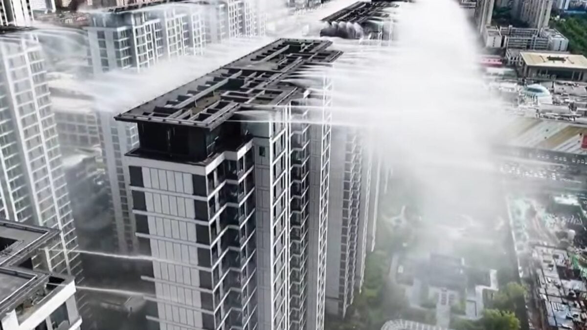 China está haciendo “llover” sus edificios para combatir el calor: una idea antigua que vuelve por culpa del aire acondicionado