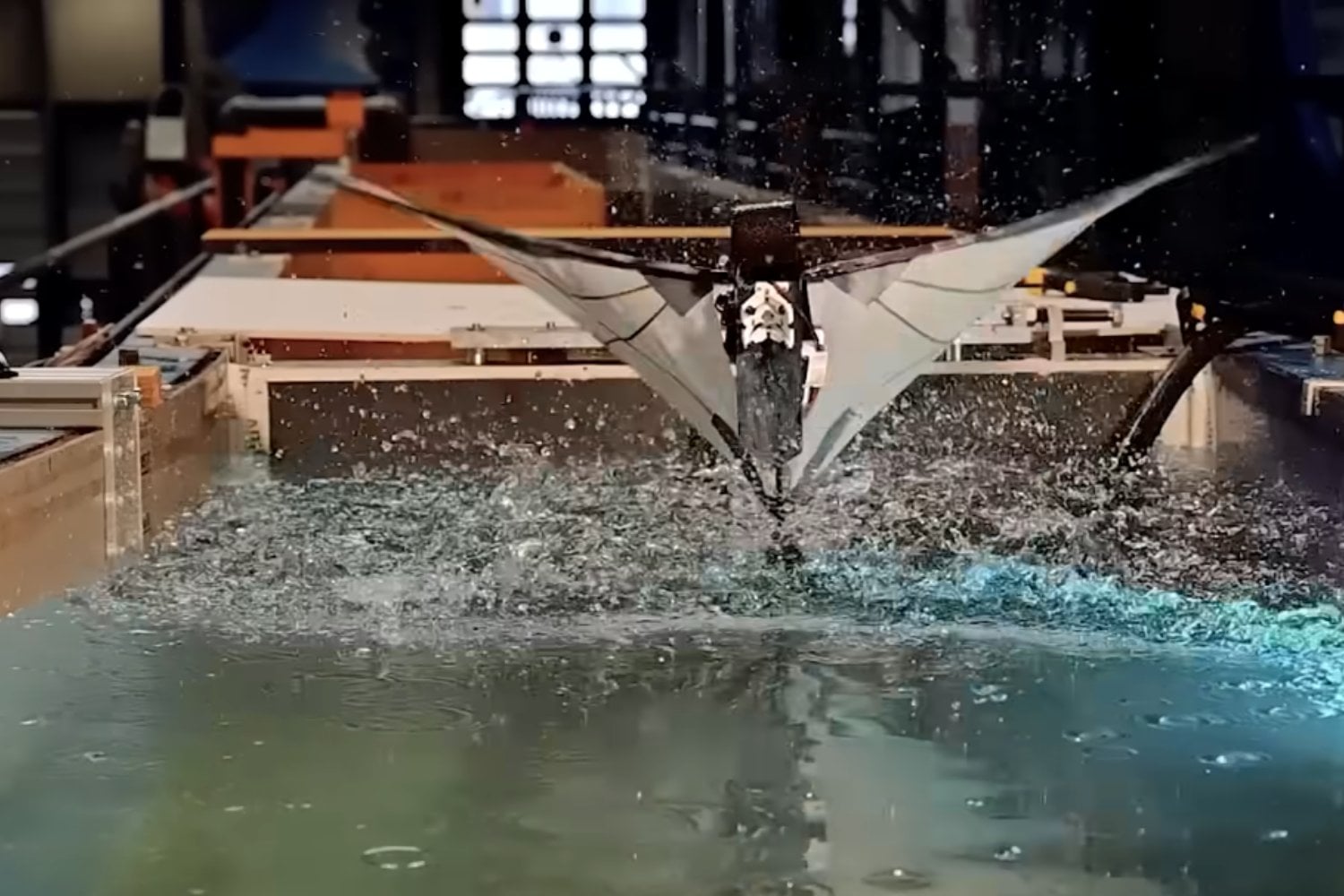 Este pequeño robot puede lanzarse desde un barco, bucear y regresar volando con los datos