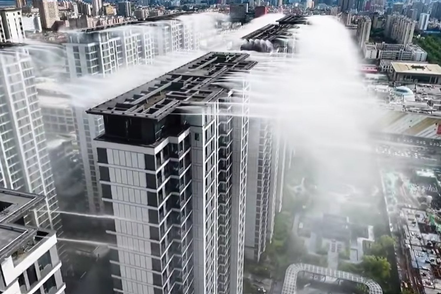China está haciendo “llover” sus edificios para combatir el calor: una idea antigua que vuelve por culpa del aire acondicionado