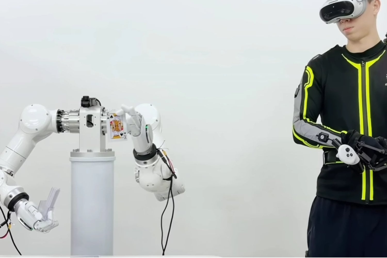 Crean una mano robótica con 25 articulaciones capaz de manipular uvas, copas de vino y piezas de LEGO