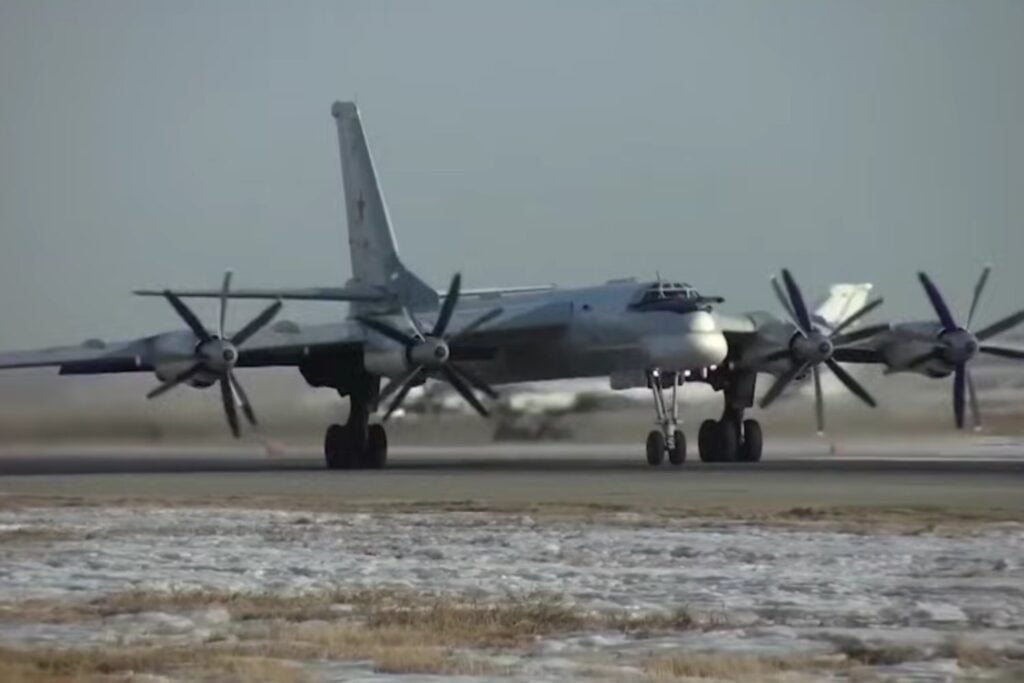 El avión que podía lanzar misiles de crucero quedó reducido a un fuselaje partido en Engels-2