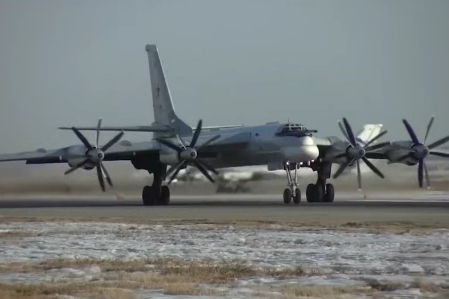 El avión que podía lanzar misiles de crucero quedó reducido a un fuselaje partido en Engels-2